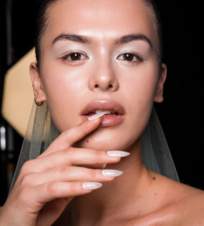 مناكري أبيض حليبي 