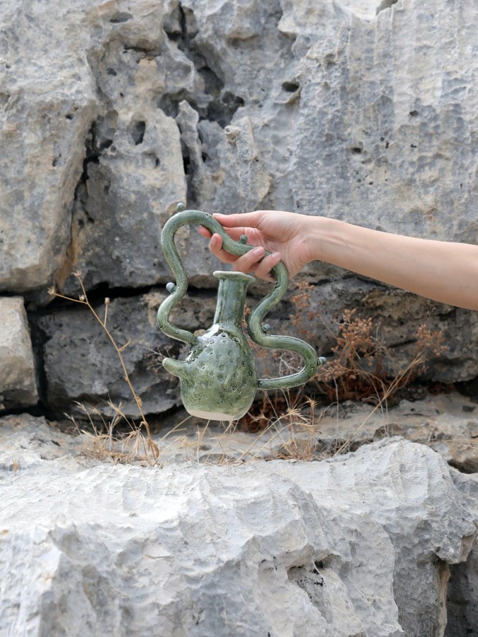 إبريق مصنوع من السيراميك في مجموعة الخزافة ماغالي الشمالي