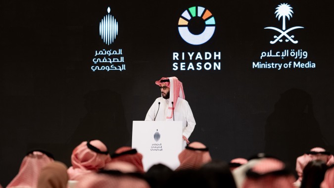 المستشار تركي آل الشيخ يلقي كلمته خلال المؤتمر الصحفي