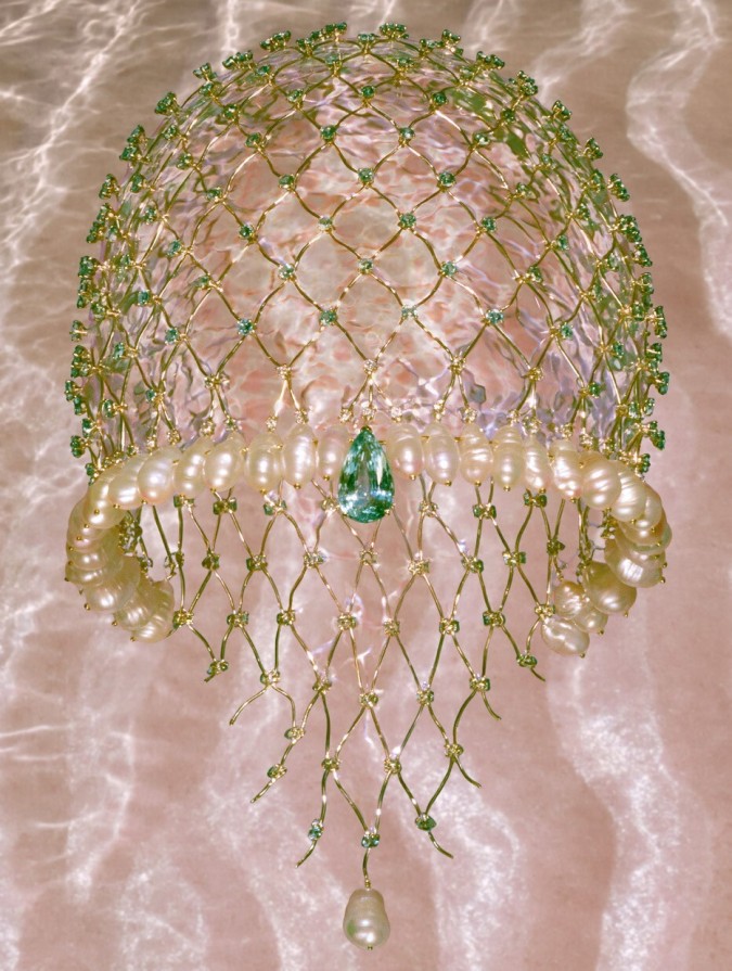 شبك يوضع فوق منديل يغطي الشعر Lagoon Light Head Jewel، بالذهب والأحجار واللآلئ. تصميمه يحاكي الضوء الذي يتخلل مياه اللاغون، أو البحيرة الساحلية