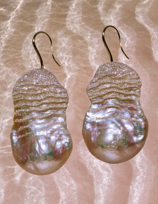  أقراط Sand & Pearl Earrings، بالذهب والماس ولؤلؤ الباروك، مستوحاة من تموّجات الرمل في قعر البحر الأحمر