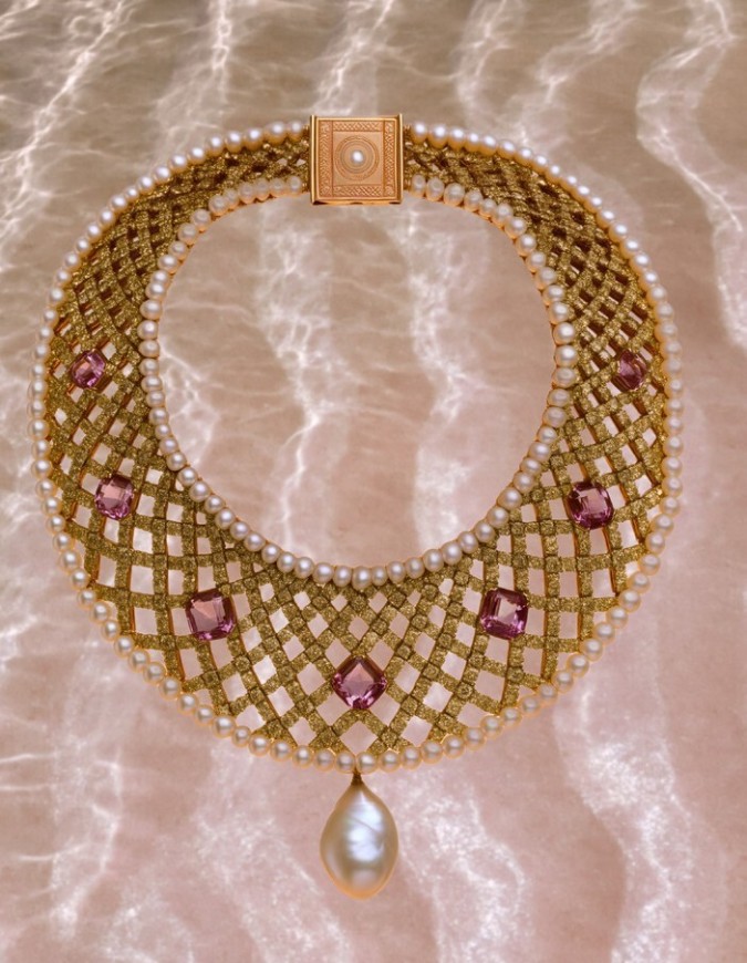 طوق Farasan Collar، بالذهب والماس والأحجار الملوّنة، ولآلئ الخليج العربي، ولؤلؤة باروك. العقد مصمّم على شكل منازل تجّار اللآلئ في جزر فرسان