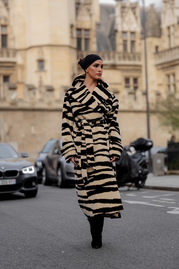 معطف منقوش مع بنطال أسود