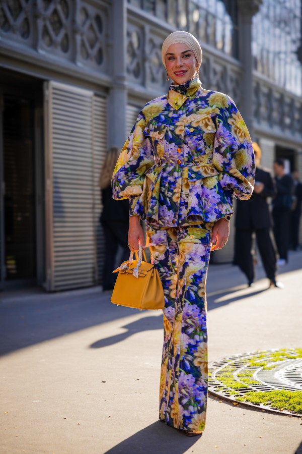 بدلة مطبوعة مع سروال أحادي اللون