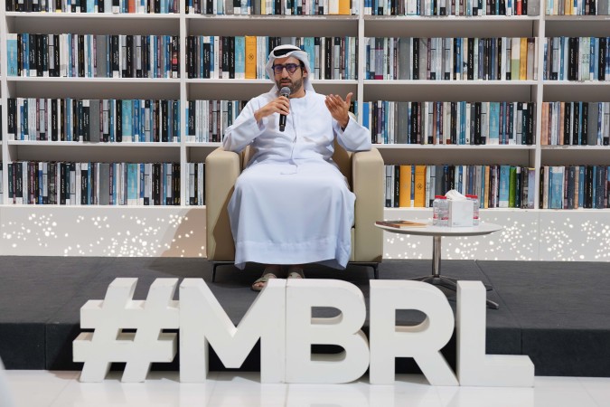 خلال توقيع كتاب "مدرسة أبي" في مكتبة محمد بن راشد