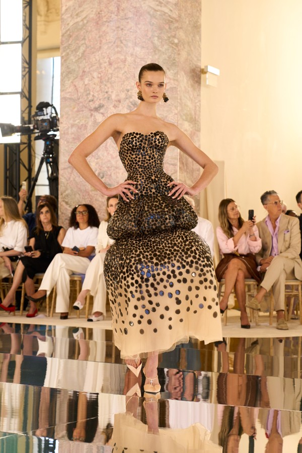زي من السيليكون فوق الطين من سكياباريللي Schiaparelli  خريف وشتاء 2026- 2027 - الصورة من العلاقات العامة