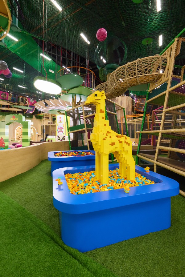 تدعو مساحات اللعب المفتوحة المزوّدة بمكعبات LEGO® DUPLO® الأطفال إلى إطلاق العنان لخيالهم