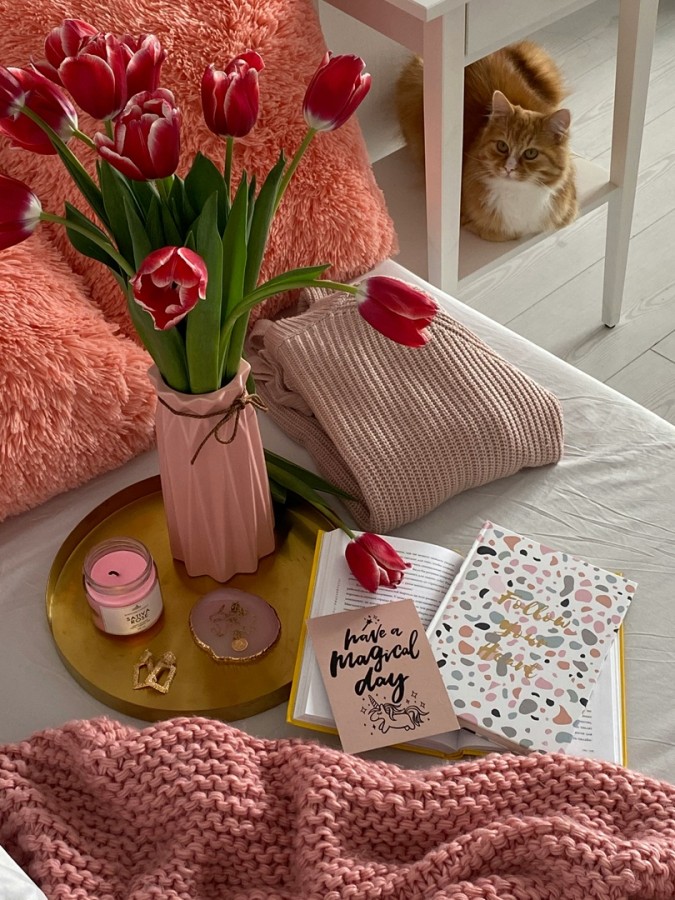 زاوية منزلية مزينة في مناسبة يوم الحب