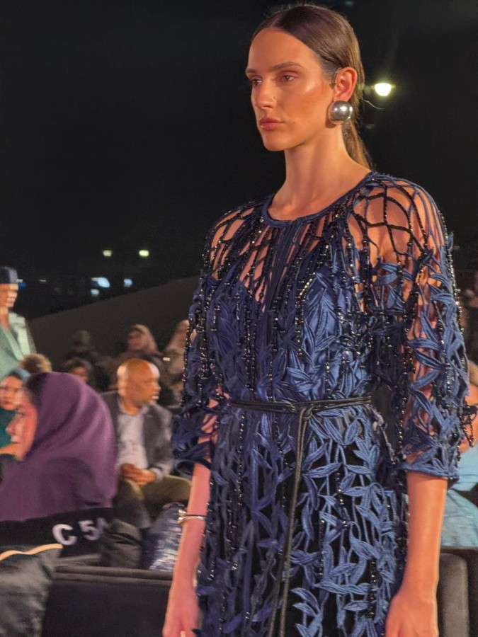 سارة شرايبي تستعيد القفطان الشرقي بلمسة معاصرة في أسبوع الموضة في مسقط