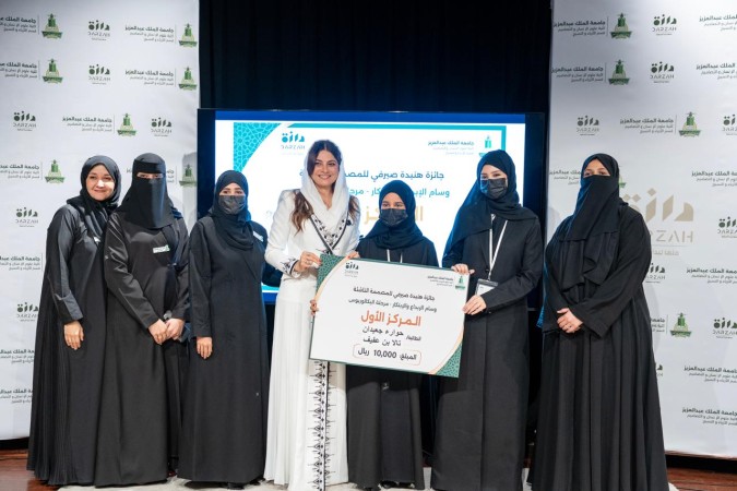 المصممة السعودية هنيدة صيرفي تسلم الجائزة للطالبات الفائزات