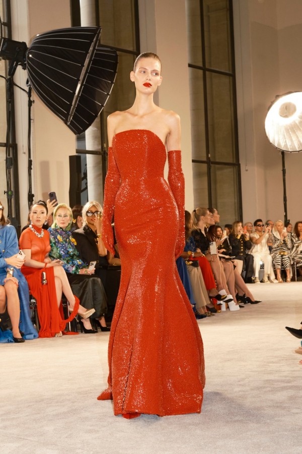 من عرض سكيابارلي Schiaparelli لمجموعة الهوت كوتور لخريف وشتاء 2025- الصورة من LaunchmetricsSpotlight ©