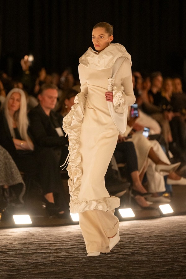 من عرض سكيابارلي Schiaparelli لمجموعة الأزياء جاهزة ربيع وصيف 2026- الصورة من LaunchmetricsSpotlight ©