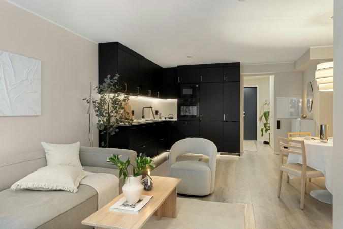 مطبخ أسود في منزل يتبع نمط الديكور المفتوح