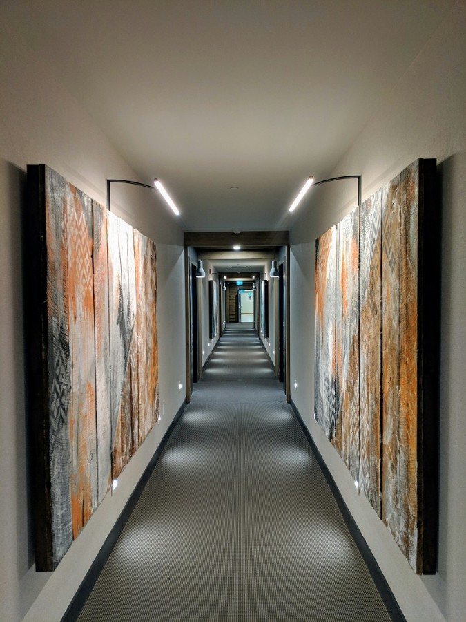 ممر منزلي داخلي مع لوحات جدارية