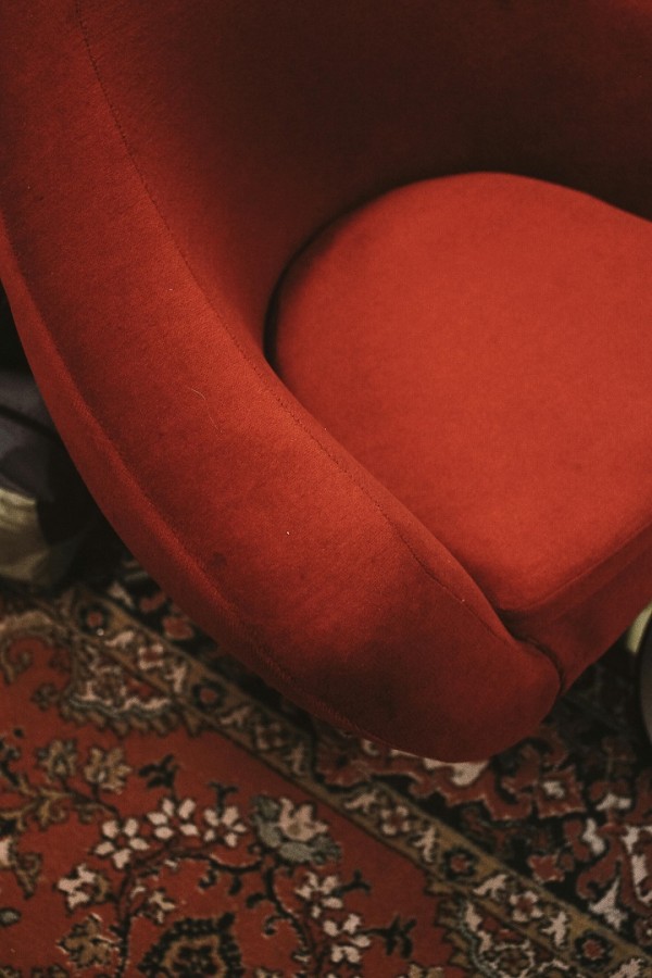 كنب جانبي صغير مخملي بلون أحمر دم الغزال