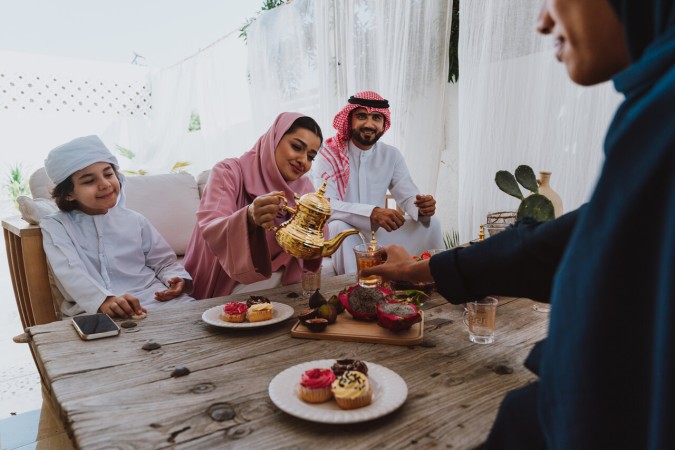  قوموا بتوزيع أطباق الحلوى على الجيران