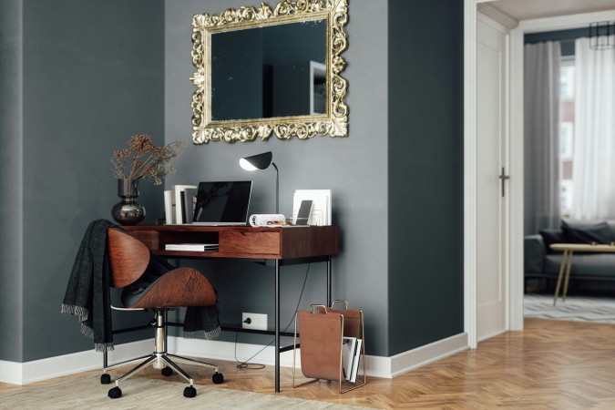 مكتب للعمل من المنزل مع استخدام لون داكن للجدار 
