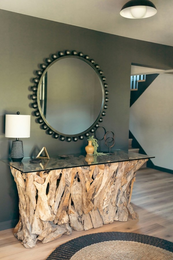 طاولة كونسول في مدخل المنزل بتصميم مميز