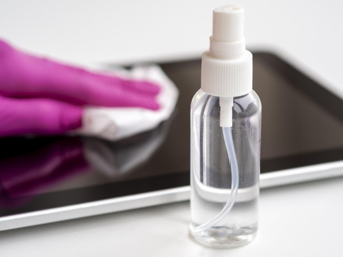 تعقيم شاشة اللوح الإلكتروني