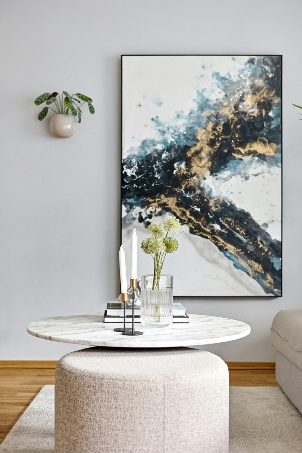 طاولة قهوة مزين سطحها بالإكسسوارات