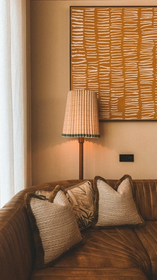 زاوية في غرفة المعيشة تظهر اهتماماً بطبقات الديكور