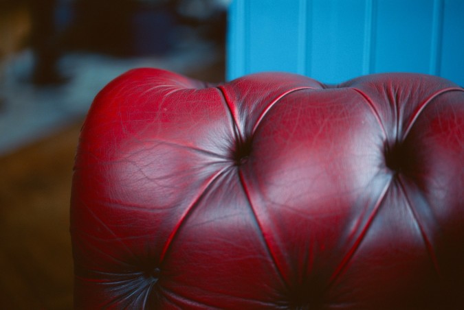 تفاصيل جميلة في تصميم الكنب الجلدي