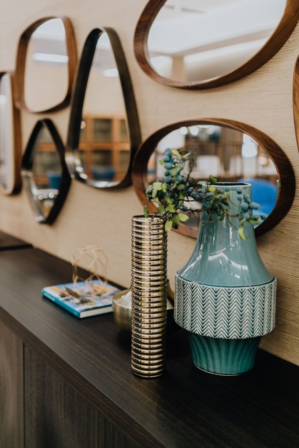 مرايا مؤطرة بإطارات خشبية