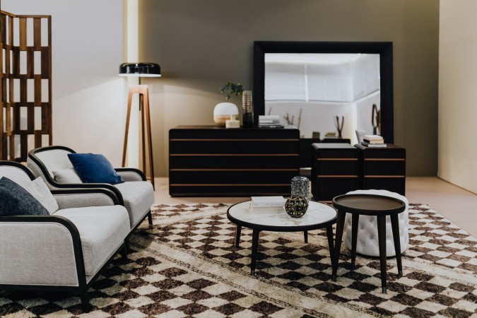 غرفة معيشة مؤثثة مع مرآة كبيرة