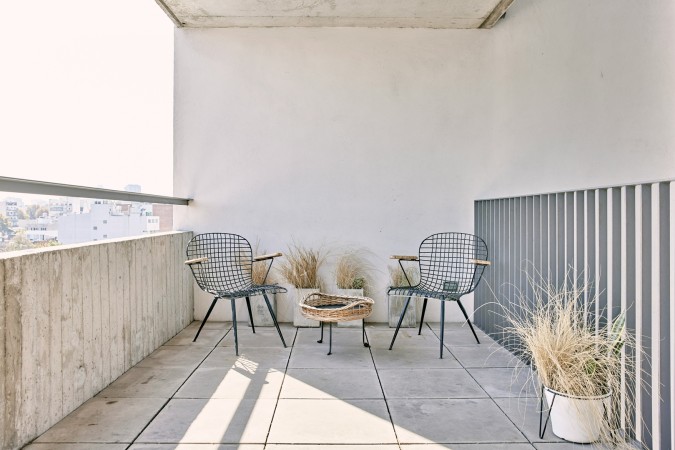 بلكونة منزلية مؤثثة