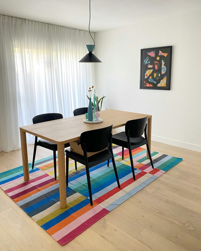 قطعة من السجاد الخفيف تفترش أرضية ركن الطعام المنزلي