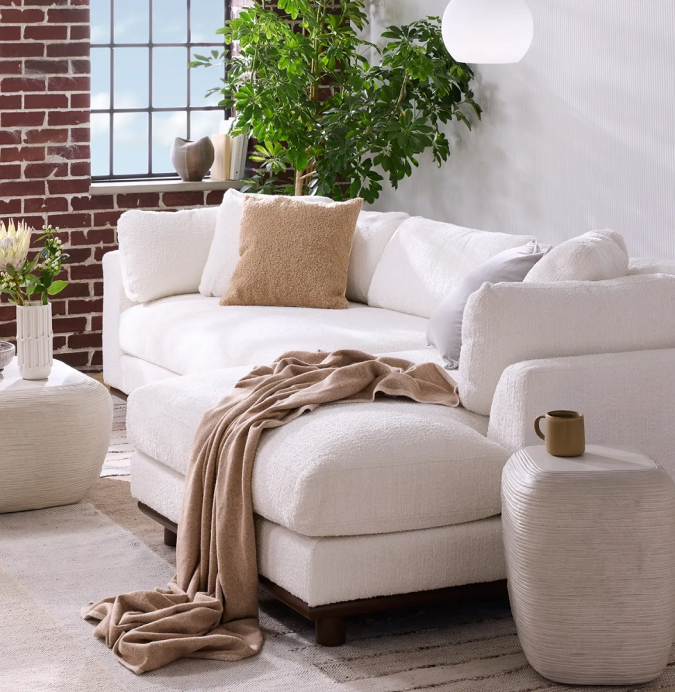 أريكة باللون الأبيض