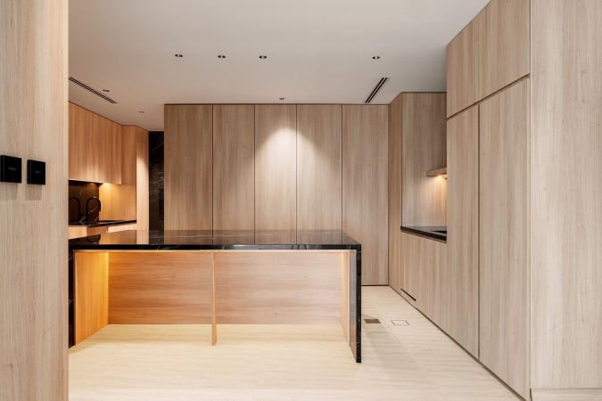 تصميم أنيق لمطبخ خشبي مخفي متكامل