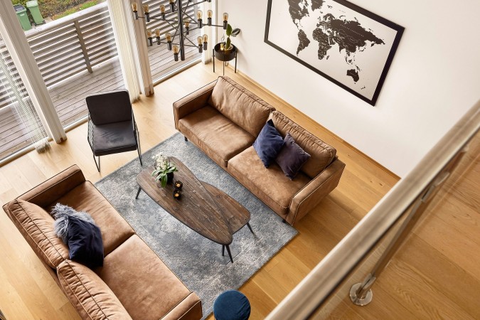 غرفة معيشة مؤثثة بأثاث جلدي