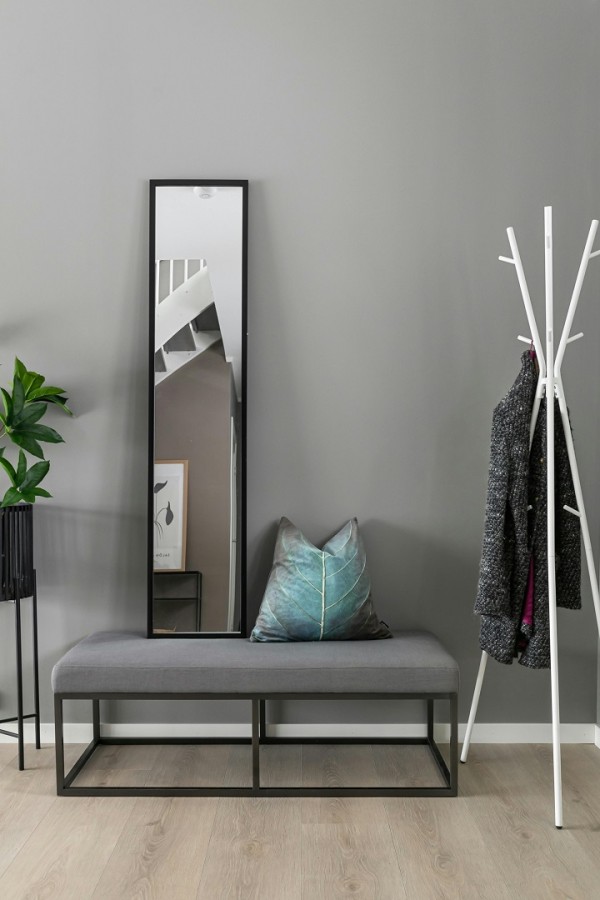 مدخل منزلي مريح مع شماعة للمعاطف ومقعد ومرآة