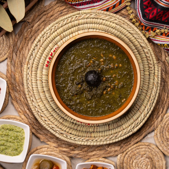 الملوخية تُطهى مع الثوم والكزبرة