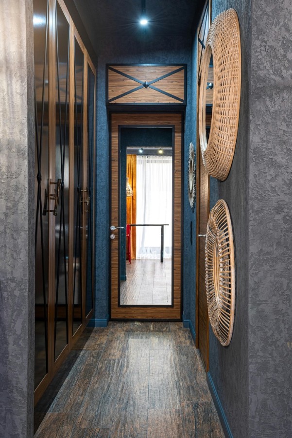 ممر منزلي داخلي مع مرايا ذات إطارات من القصب