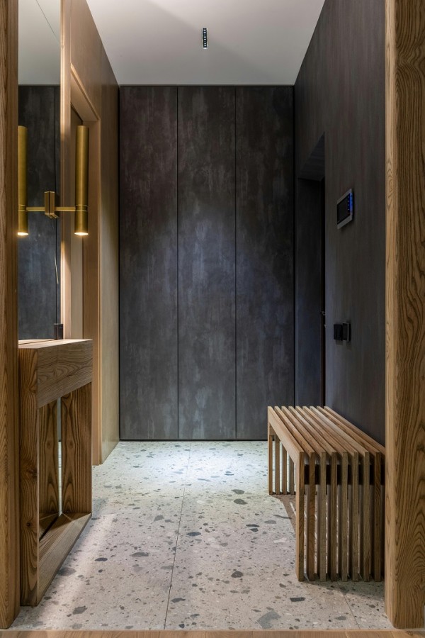 ممر منزلي داخلي مع مرأة وعناصر خشبية