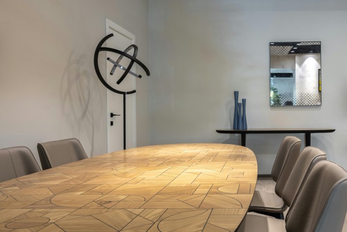 غرفة طعام تتمتع بألوان محايدة