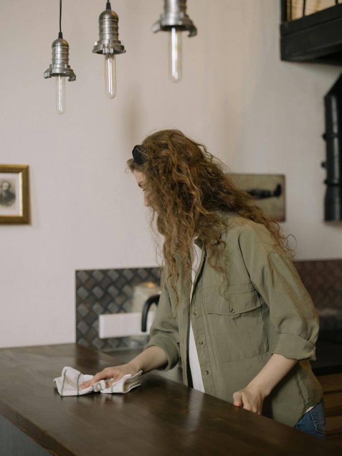 امرأة تنظف أسطح المطبخ
