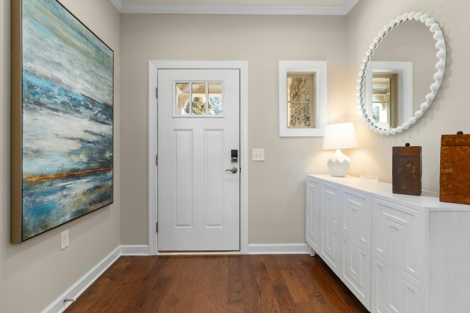 مدخل منزلي مزين بلوحة جدرية