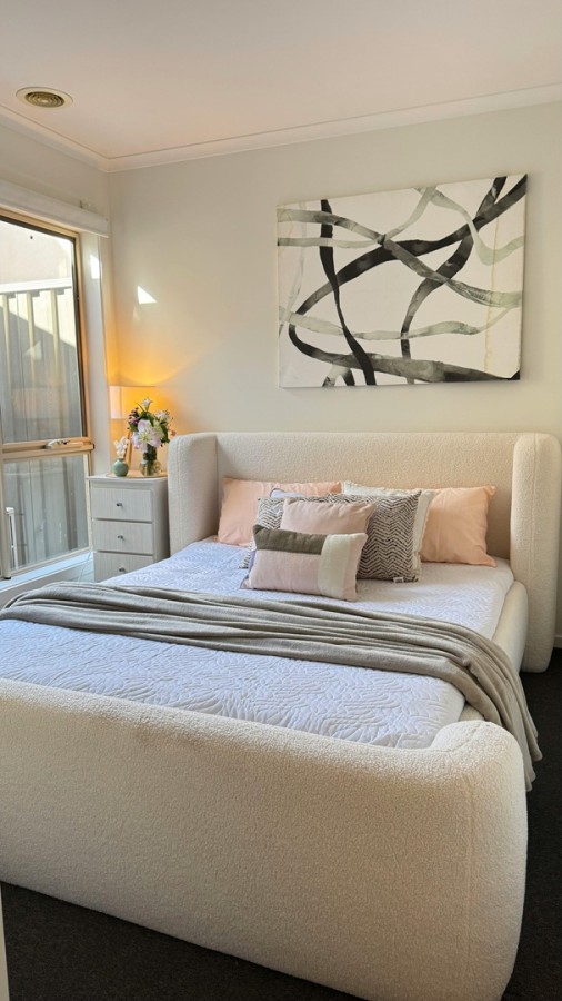 سرير بتصميم معاصر