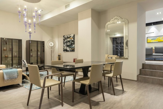 شقة موزعة قطع الأثاث فيها حسب فنج شوي