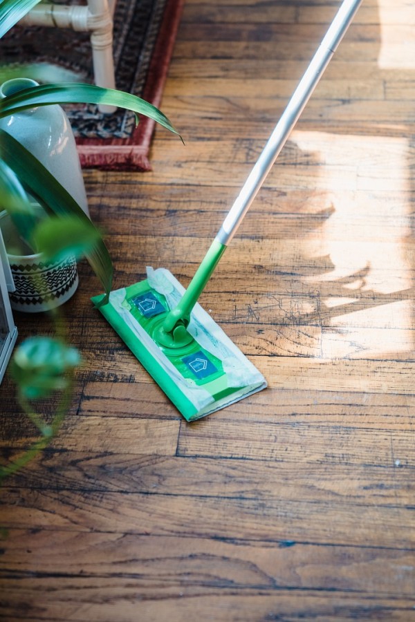 الماء المثلج يزيد من خطر تلف الأسطح الخشبية