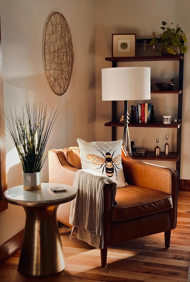 مقعد جانبي من الجلد