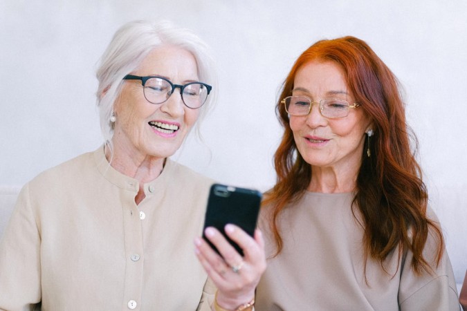 التقدم في السن أحد اسباب طنين الأذن- المصدر: pexels