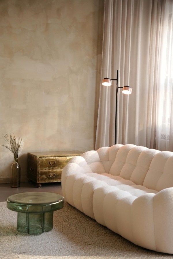 صوفا في غرفة معيشة معاصرة