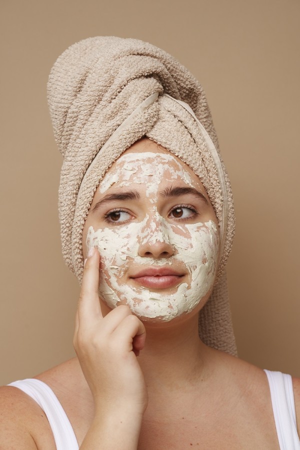 امرأة تقشر بشرتها