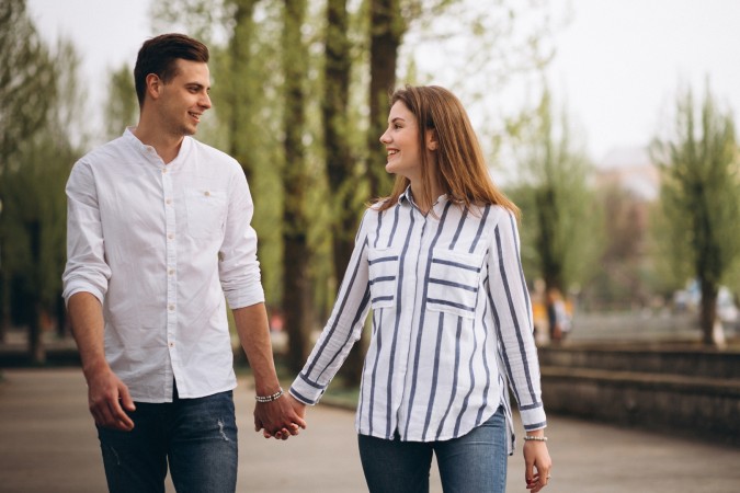 وجودك بجانبي ليس مجرد حضور جسدي بل هو دفء يغمر روحي في ليالي الشتاء الباردة- مصدر الصورة:  Freepik by 