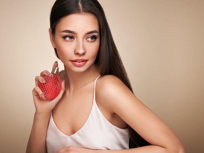 رش العطر على الملابس 