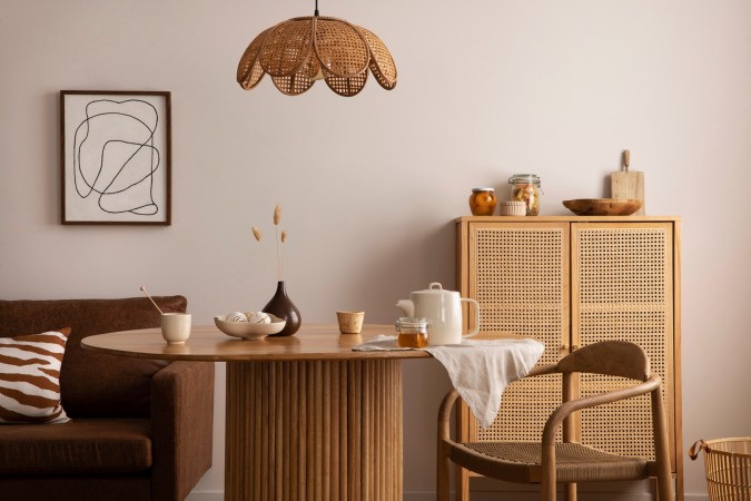 غرفة معيشة مع أثاث خشبي